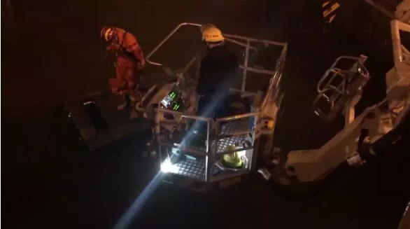 百萬豪車＂飛＂入河中，打撈后車內(nèi)空無一人！