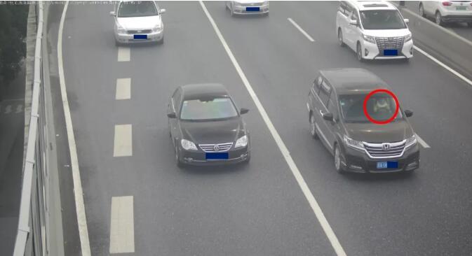 微頭條 | 抱著孩子開車，誰(shuí)借你的膽??？ 接到爆